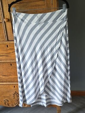 🌿 Athleta White & Gray Diagonal Stripe A-Line Wrap Skirt
